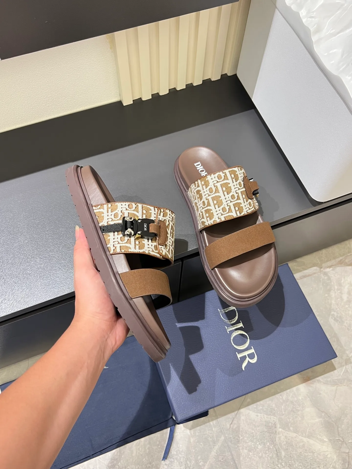 Men's Men's Shoes 💰p320 Dio* Men's Sandals Slippers. Showcasing Dior haute couture design. The Dior gray suede strap is accented with an aluminum Dior buckle for added style. Paired with a comfortable tonal notch sole, they pair easily with shorts or jeans for a sophisticated look. Main body: suede cow leather, technical fabric lining: cow leather, with adjustable straps, aluminum Dior buckle, Dior gray EVA insole, tonal notched rubber outsole splicing structure, size: 38-44 (customized at 45.46)
